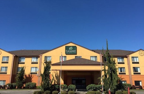 Monroe Hotel | Evergreen Inn & Suites