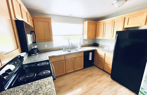 Eugene Apartment | Evergreen Landing-Modern APT Perfect for Duck Fans