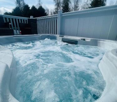 Allerthorpe Ski Chalet | Evergreen Lodge with Hot Tub