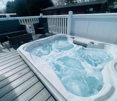 Allerthorpe Ski Chalet | Evergreen Lodge with Hot Tub