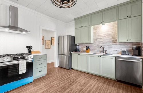 Woodlawn Lake House | Evergreen Manor Private Pool 3BR No Stairs Retreat