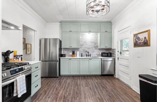Woodlawn Lake House | Evergreen Manor Private Pool 3BR No Stairs Retreat