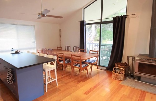 Venus Bay House | Evergreen - spacious family retreat, so close to shops and beaches.