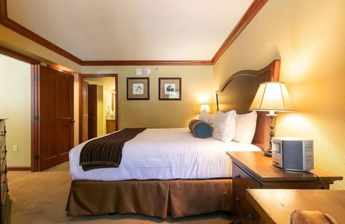 Olympic Valley Resort | Everline Resort and Spa - 1 Bedroom Fireplace Suite