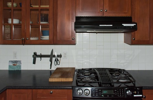 Brentwood Bay House | Everyone Welcome, Cozy retreat walking distance to Butchart Gardens.