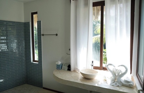 San Pedro Hotel | Everything You Need For The Perfect Vacation! Swimming Pool, Free Parking!