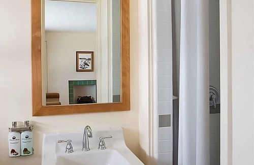 Volcano Hotel | Everything You Need For The Perfect Vacation! Cozy Unit for 4! Free Parking!