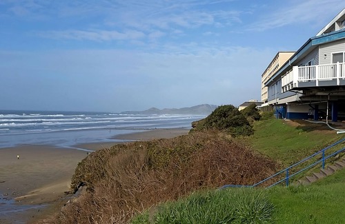 Newport Hotel | Everything You Need For The Perfect Vacation! Comfy Unit For 4, Pets Allowed!