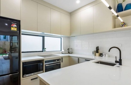Greenlane - Ellerslie House | Exceptional 2BR in Ellerslie | Prime TV | WiFi |