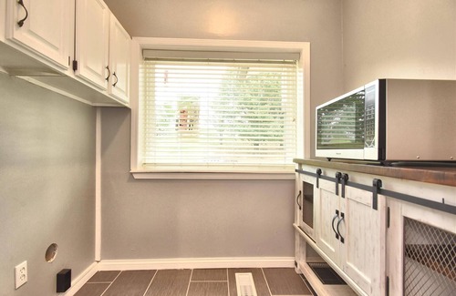 Cherry Street Villa | EXCEPTIONAL CHERRY ST PRIVATE VILLA-SKYLINE VIEW-SHOP- DINE-ROUTE 66-SWAN LAKE !