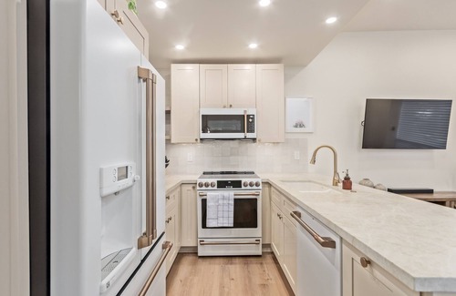 Sands Arcadia Townhouses Condo | Exceptional community! Biltmore/Arcadia location. Impeccable! King Bed!