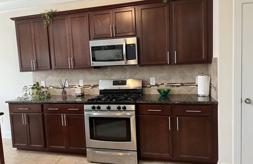 High Point House | 🍀 Exceptional Fully Equipped Spacious Home 1 King & 2 Queen BRs