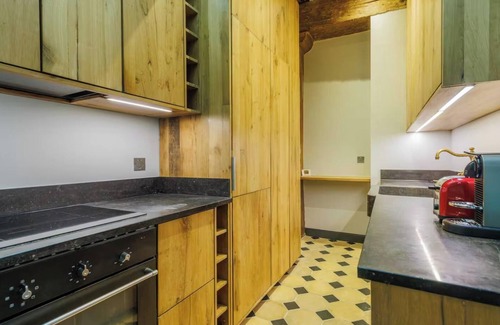 Les Iles Apartment | EXCEPTIONAL LOCATION & STEPS AWAY FROM ICONIC NOTRE DAME - RUE CHANOINESSE