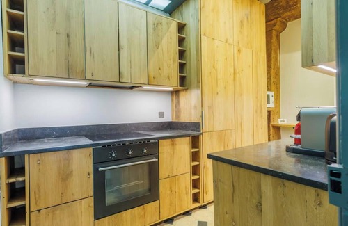 Les Iles Apartment | EXCEPTIONAL LOCATION & STEPS AWAY FROM ICONIC NOTRE DAME - RUE CHANOINESSE