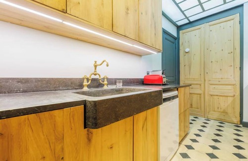Les Iles Apartment | EXCEPTIONAL LOCATION & STEPS AWAY FROM ICONIC NOTRE DAME - RUE CHANOINESSE