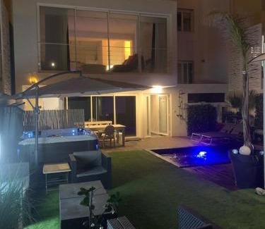 Palavas-les-Flots Apartment | Exceptionnel 3 logements de plein pieds pouvant accueillir jusqu à 8 personnes à 2 pas de la plage et du centre ville dans une résidence de bien être avec jacuzzi et piscine chauffée