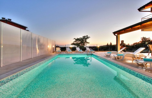 Plovanija Villa | Exclusive 4-star Villa Mare - WLAN - Pool - Grill