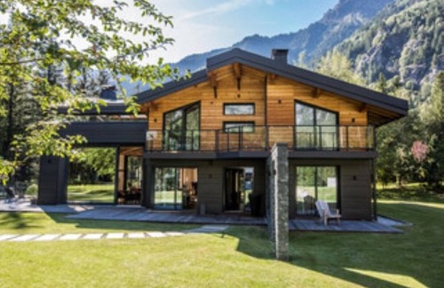 Les Praz-de-Chamonix Ski Chalet | Exclusive modern chalet with swimming pool, sauna and mountain views