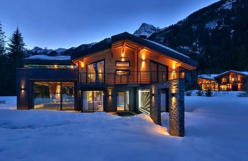 Les Praz-de-Chamonix Ski Chalet | Exclusive modern chalet with swimming pool, sauna and mountain views