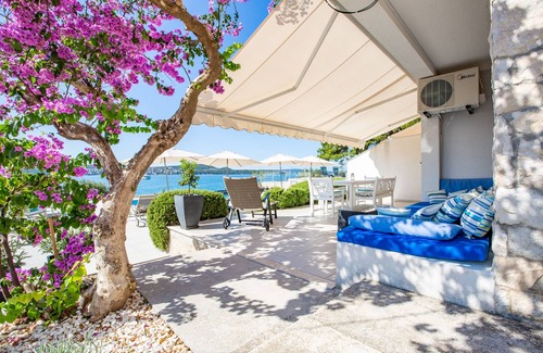 Seget Donji Apartment | EXCLUSIVE LOCATION DIRECTLY ON THE BEACH! NEW OPEN SWIMMING POOL!