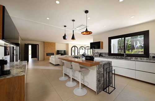 Urbanizacion Marbessa Villa | Exclusive Villa Lioness with large pool, big lawn and jacuzzi