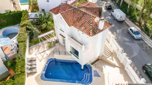 Torremolinos Villa | Exclusive Villa, private pool, BBQ and beach access REMS