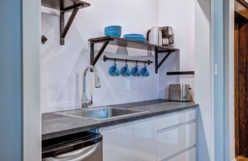 Lunenburg Apartment | Executive 1-Bedroom King Bed Suite in Lunenburg (Suite 5)