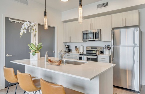 People's Freeway Apartment | Executive 1BR/1BA CoWorking Dream Space