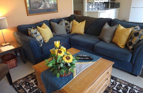 Cobble Hill House | Executive 2 bedroom suite on a private acreage - Pet Friendly.