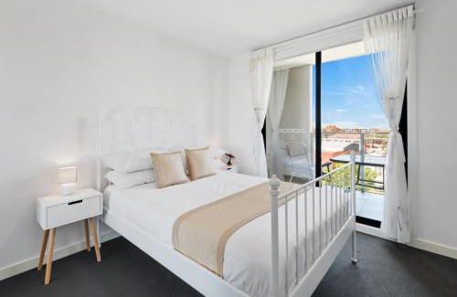 Sunshine Apartment | Executive and Spacious Apartment with Balcony