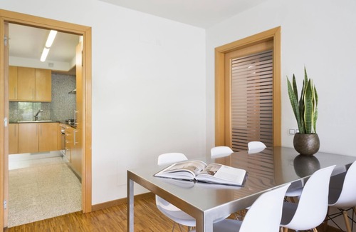 Sant Gervasi Apartment | Executive Apartment for 6 Near Barcelona's center