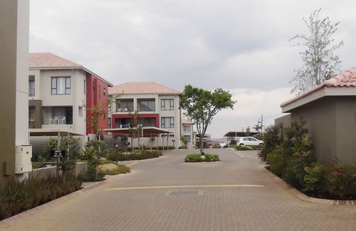 Greater Johannesburg Metropolitan Area Condo | Executive condo with a tasteful retro touch