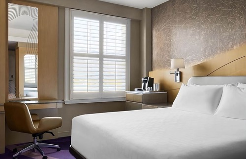 Pasadena Hotel | Executive Corner 1 King Bed w/Balcony & Pool View Room at Pasadena Hotel