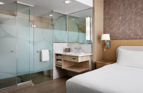 Pasadena Hotel | Executive Corner 1 King Bed w/Balcony & Pool View Room at Pasadena Hotel