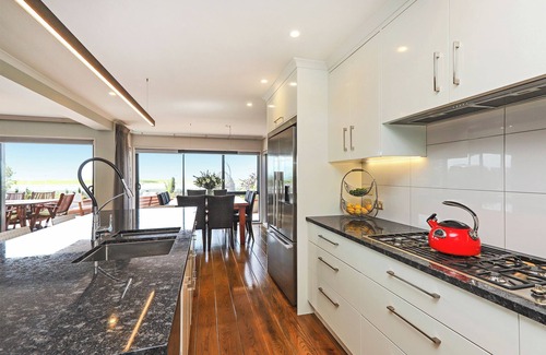 Westshore House | Executive Home By the Sea 4 or 5 Bedrooms in Westshore Napier