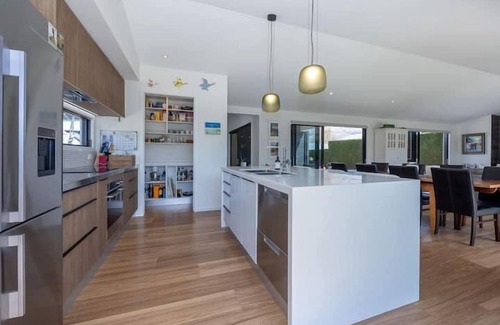 Wanaka House | Executive House with Spa and Views - 4 Bedroom House with a Spa
