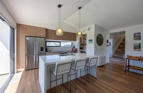 Wanaka House | Executive House with Spa and Views - 4 Bedroom House with a Spa