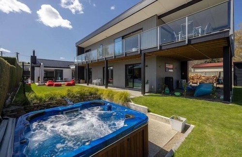 Wanaka House | Executive House with Spa and Views - 4 Bedroom House with a Spa