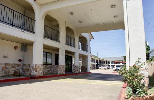 Central Arlington Hotel | Executive Inn of Arlington, Near AT&T Stadium