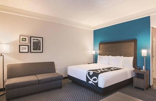 Orlando Hotel | Executive King with Pool View, La Quinta Inn & Suites, Free Breakfast, Near UCF