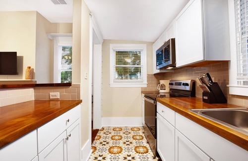 Savannah Victorian District Condo | Executive Rental by the Park | Heated Pool Access