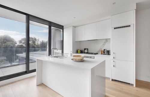 Melbourne Apartment | Executive Resort Style Living at Leafy Albert Park