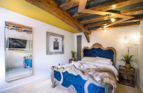 Saffron Walden Hotel | Executive Suite with Private HotTub, Full SkyTV in 600 Year Old Manor House
