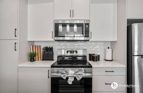 Springbank Hill House | Executive Suite with King Bed » Garage » AC » Free Banff Pass » 65"