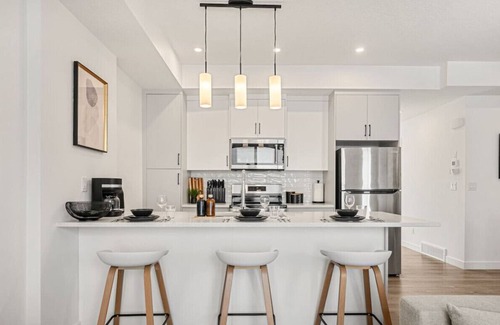 Springbank Hill House | Executive Suite with King Bed » Garage » AC » Free Banff Pass » 65"
