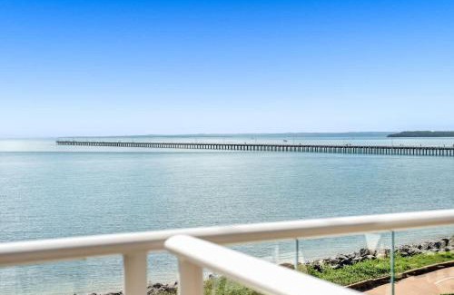 Urangan Apartment | Executive Waterfront Apartment - Palms at The Pier