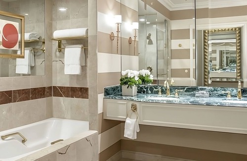 Las Vegas Strip House | Executive Wellness One Bedroom King Room at The Venetian Resort Las Vegas!