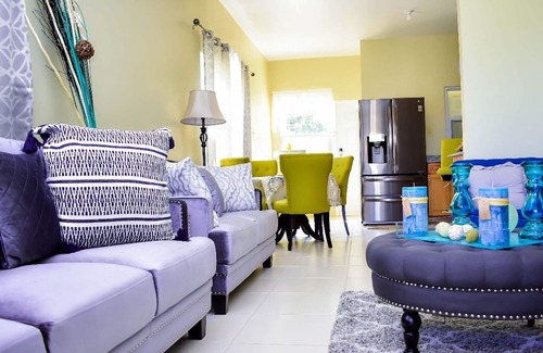 Runaway Bay House | EXOTIC BAYOU "A home away from home experience"