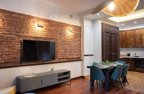 City Centre Apartment | Exotic Elegance - IR sauna, aircon, 3-bedrooms, 2 bathrooms, Wi-Fi