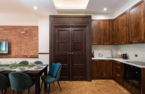 City Centre Apartment | Exotic Elegance - IR sauna, aircon, 3-bedrooms, 2 bathrooms, Wi-Fi